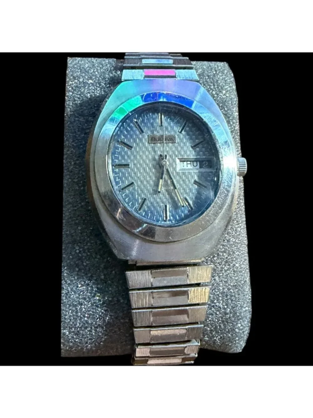 Vintage 1976 Bulova Mens Stainless Steel Day-Date Watch With Textured Blue Dial
